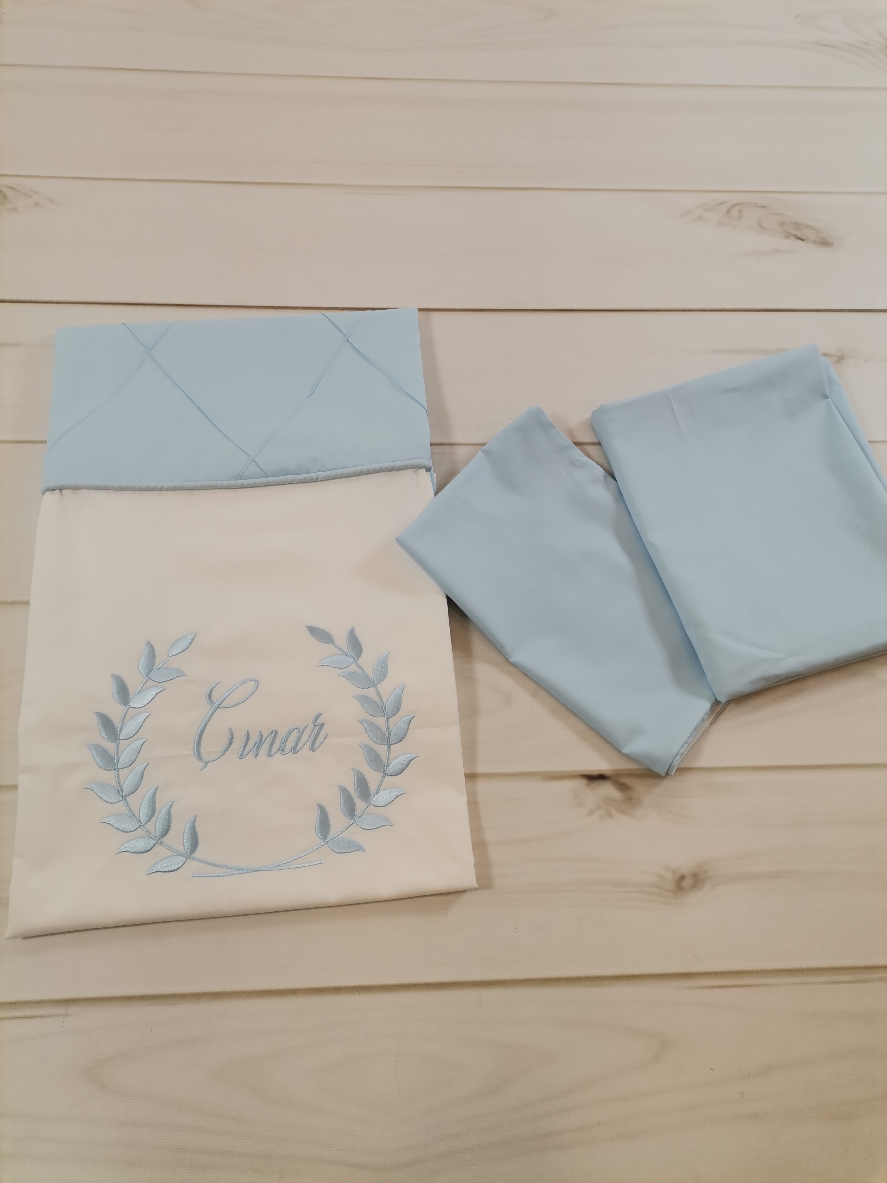 Nevresim takımı nervürlü isim ve nakış işlemeli beyaz - mavi poplin