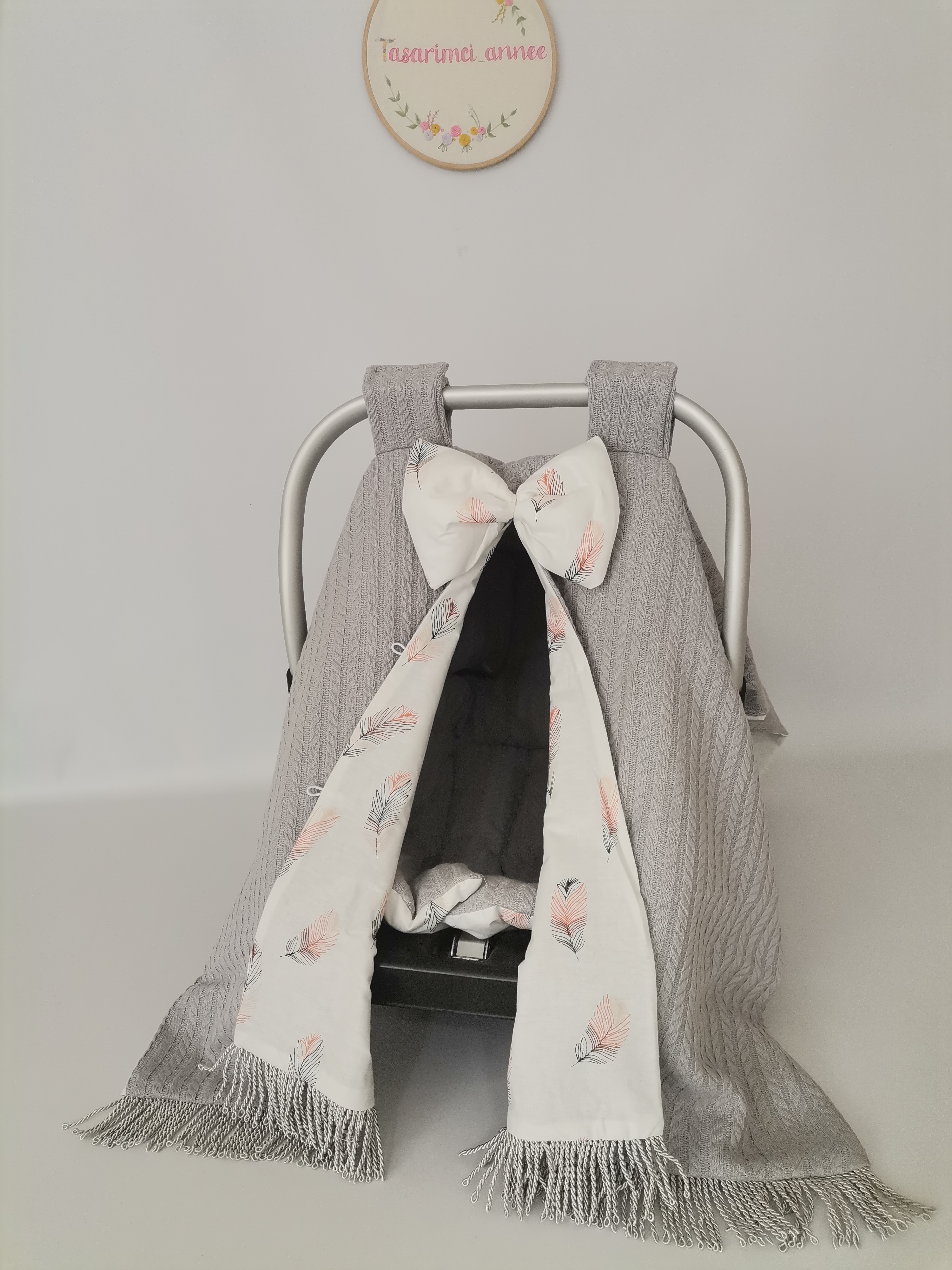 Puset örtüsü gri püsküllü gri örgü pike - pembe tüylü poplin