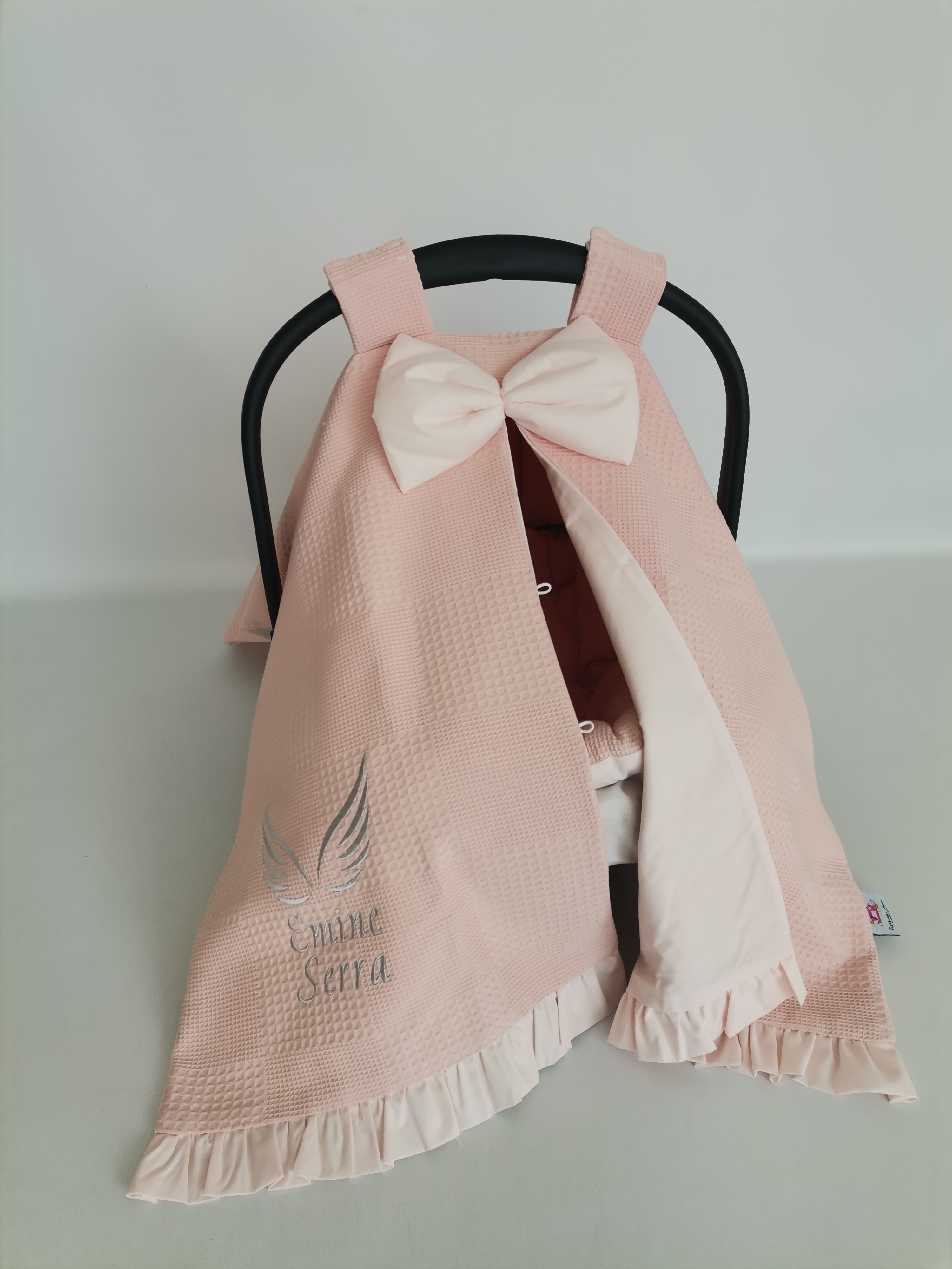 Puset örtüsü isim ve nakış işlemeli fırfırlı pudra pembe klasik pike - v86 pudra poplin