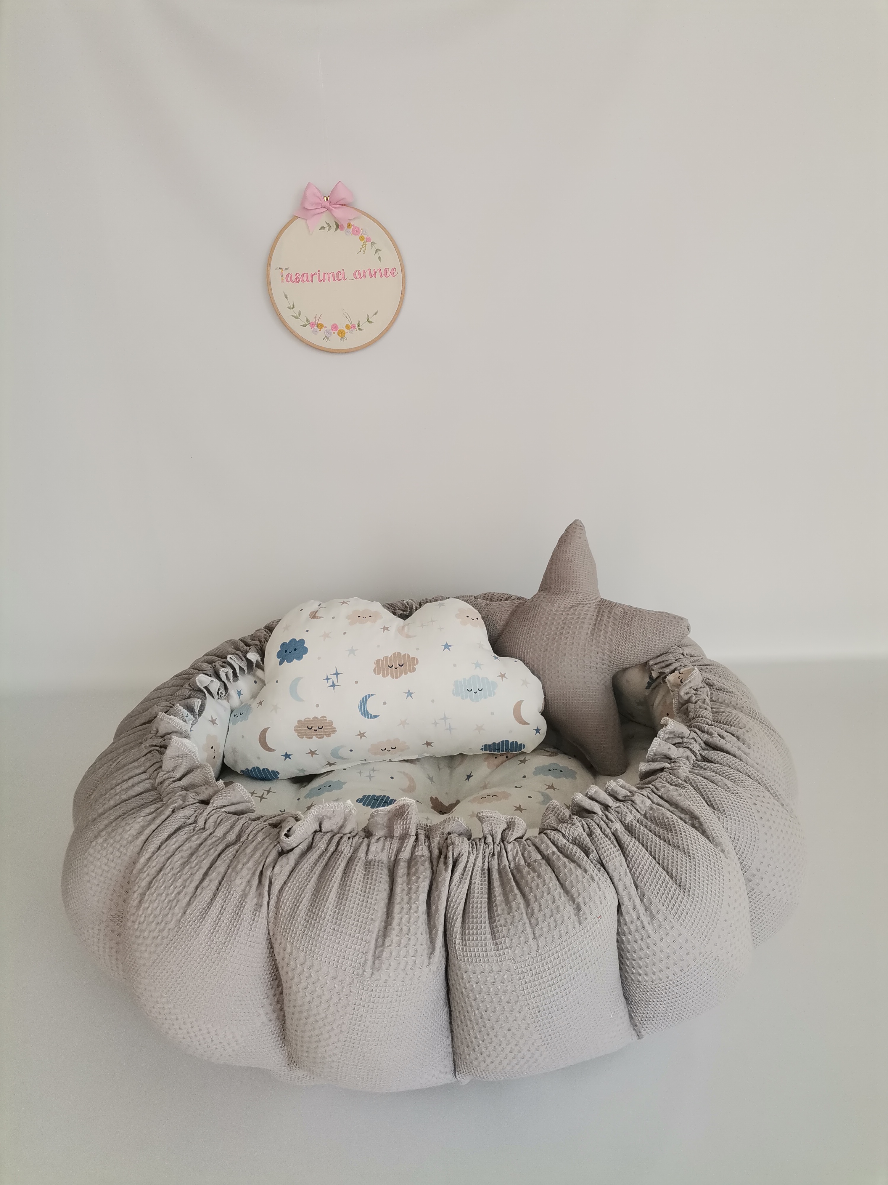 Yuvarlak babynest gri waffle pike - mavi aylı bulutlu müslin