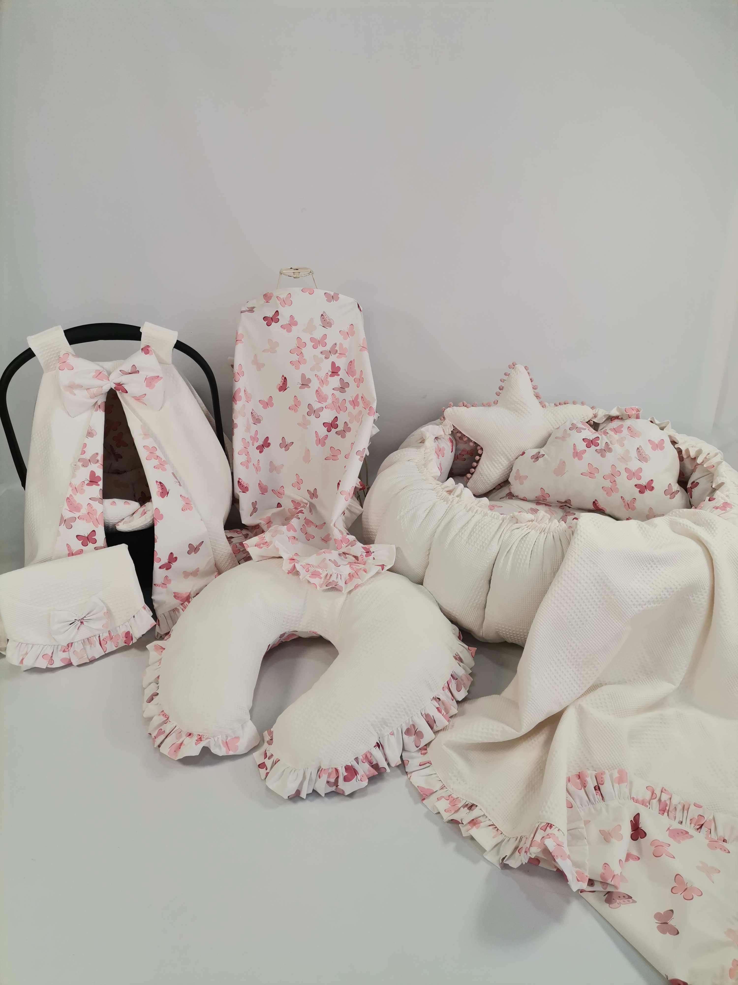 Yuvarlak babynest 9'lu fırfırlı set krem waffle pike - pudra kelebekli poplin