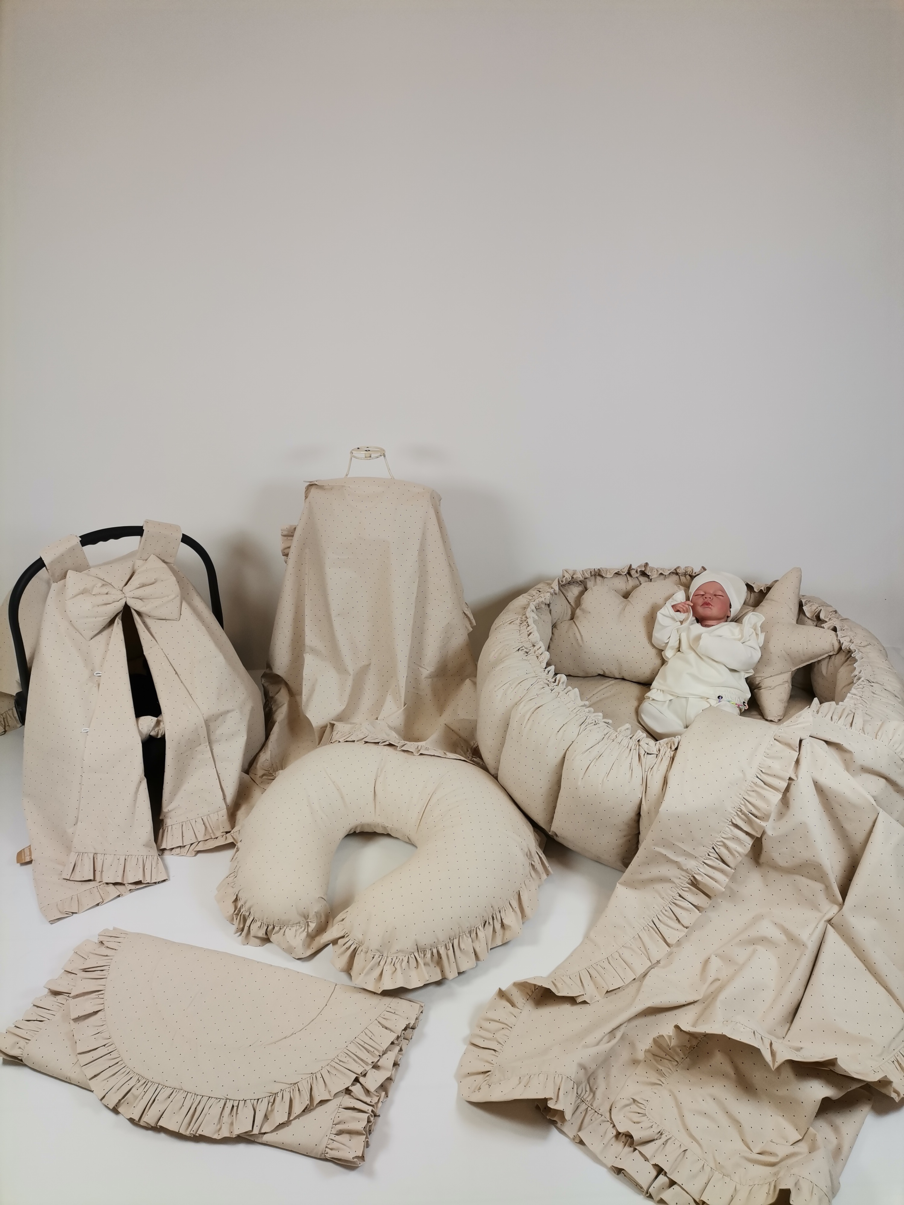 Yuvarlak babynest 9'lu fırfırlı set bej zemin üstü kahve rengi puantiyeli poplin