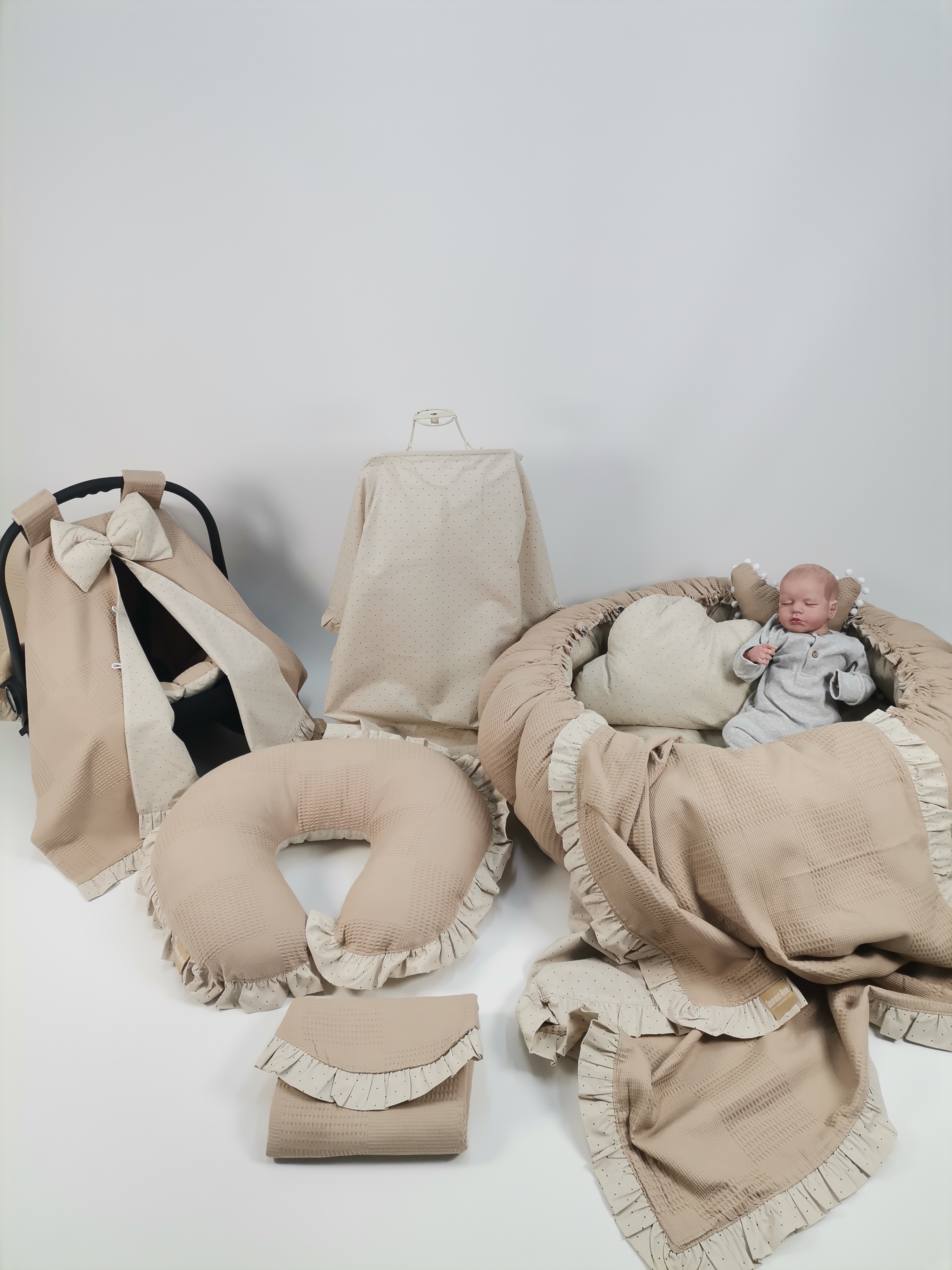 Yuvarlak babynest 9'lu fırfırlı set bej waffle pike - bej zemin üstü kahve rengi puantiyeli poplin