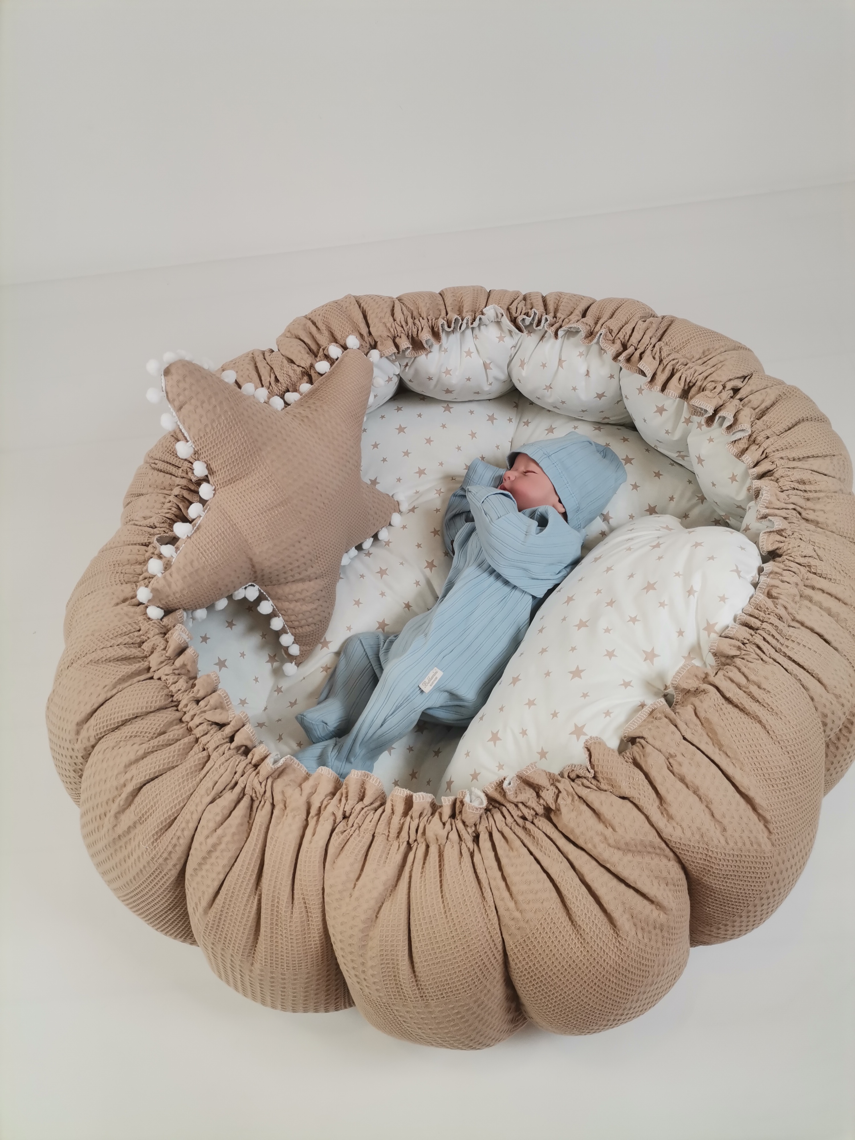 Yuvarlak babynest bej waffle pike  - beyaz zemin üstü bej yıldızlı poplin