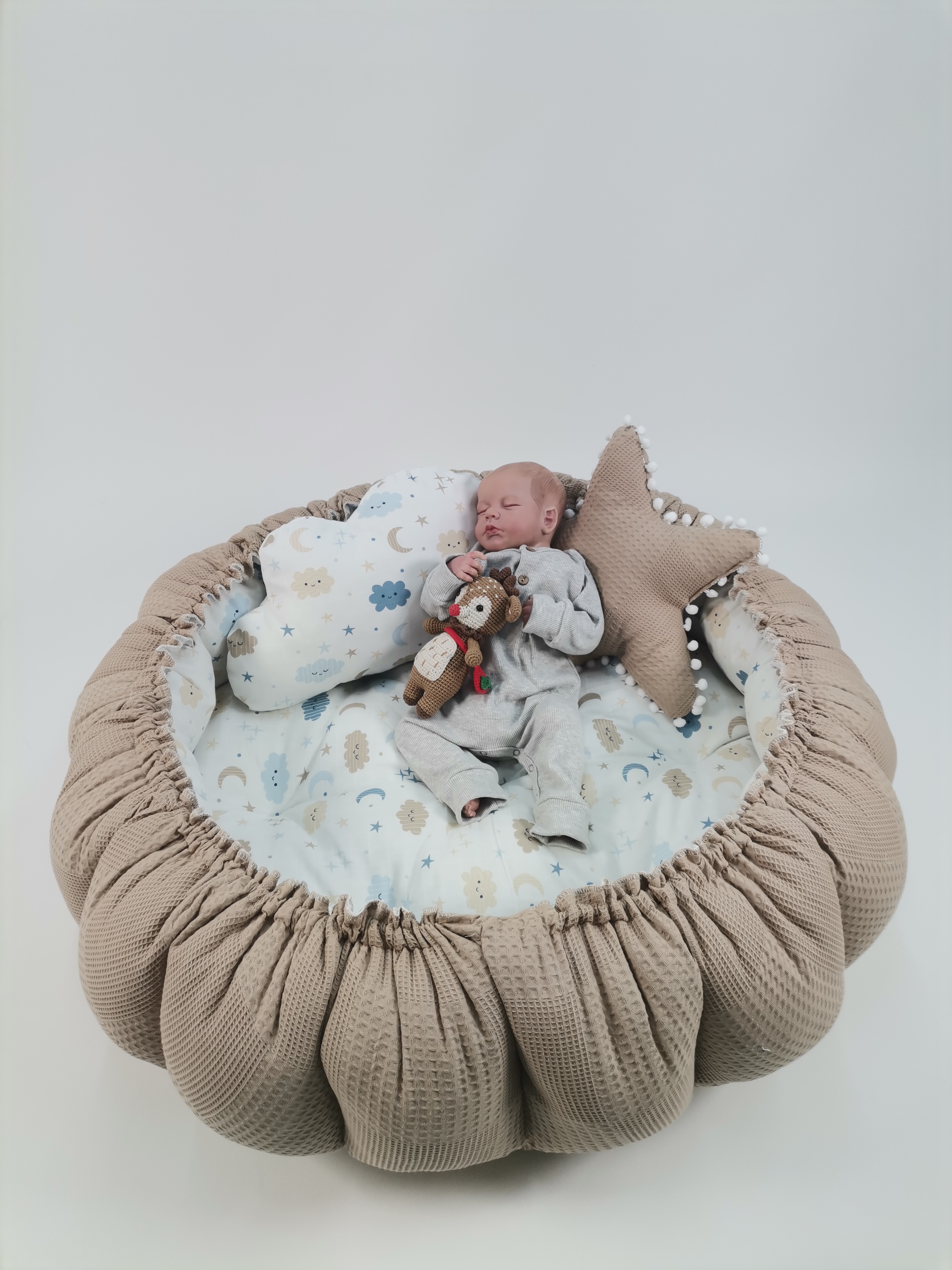 Yuvarlak babynest bej waffle pike - mavi aylı bulutlu müslin