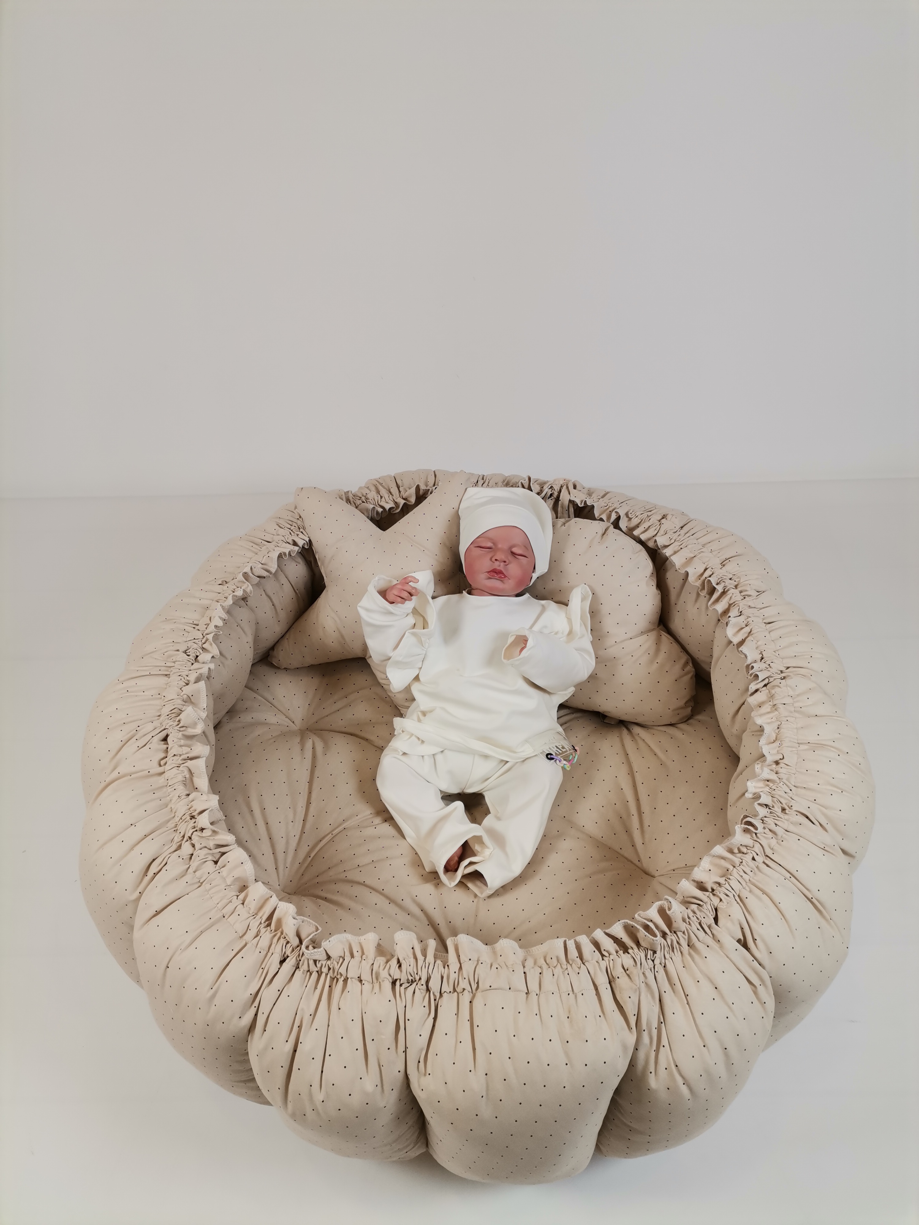 Yuvarlak babynest bej zemin üstü kahve rengi puantiyeli poplin