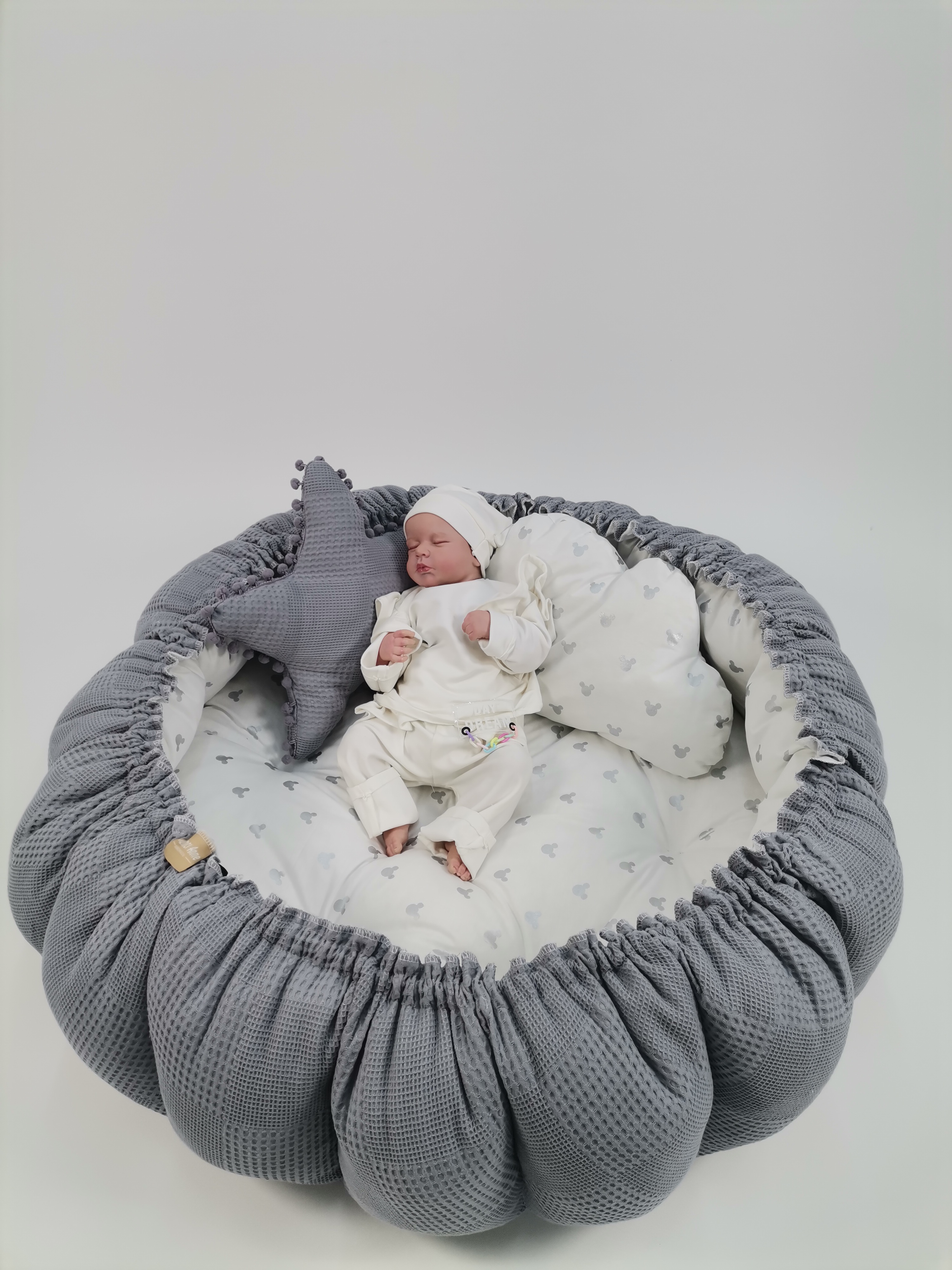 Yuvarlak babynest koyu gri waffle pike - gümüş mickeyli poplin