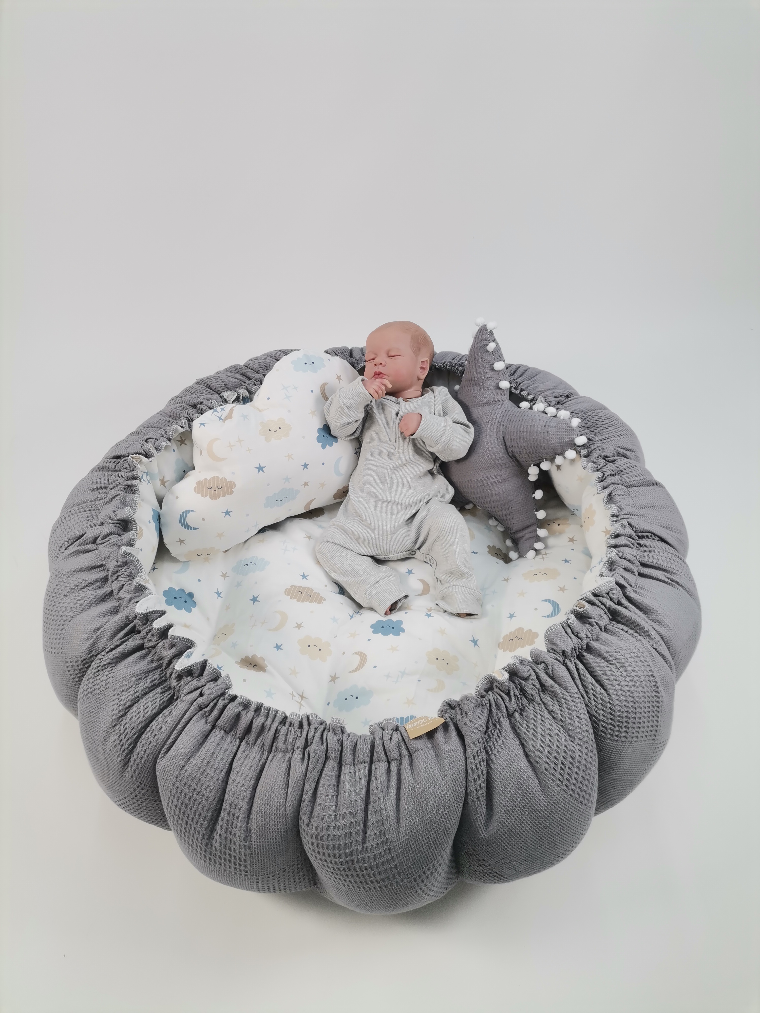 Yuvarlak babynest koyu gri waffle pike - mavi aylı bulutlu müslin