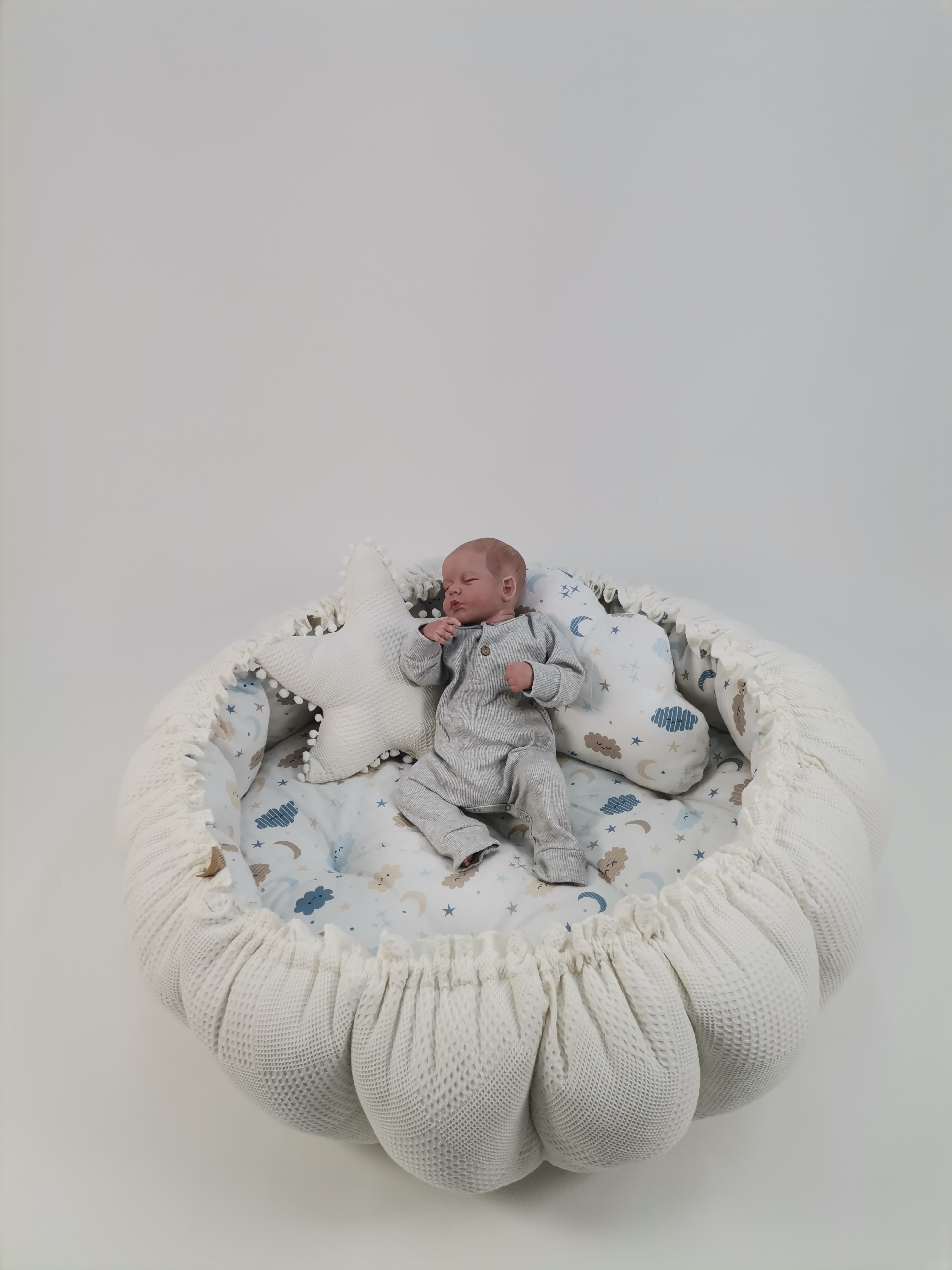 Yuvarlak babynest krem waffle pike - mavi aylı bulutlu müslin