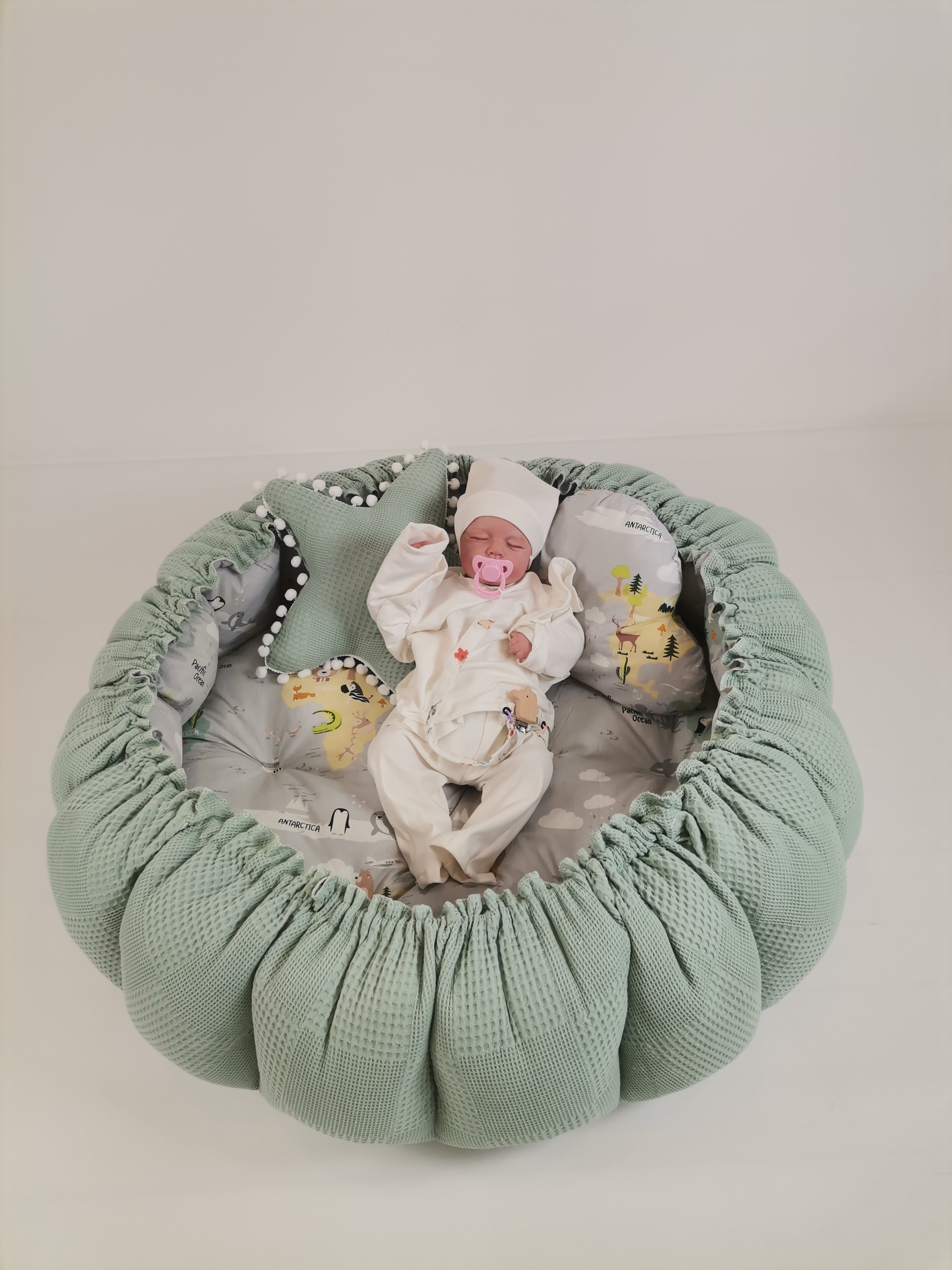 Yuvarlak babynest yeşil waffle pike  - gri zeminli harita desenli poplin