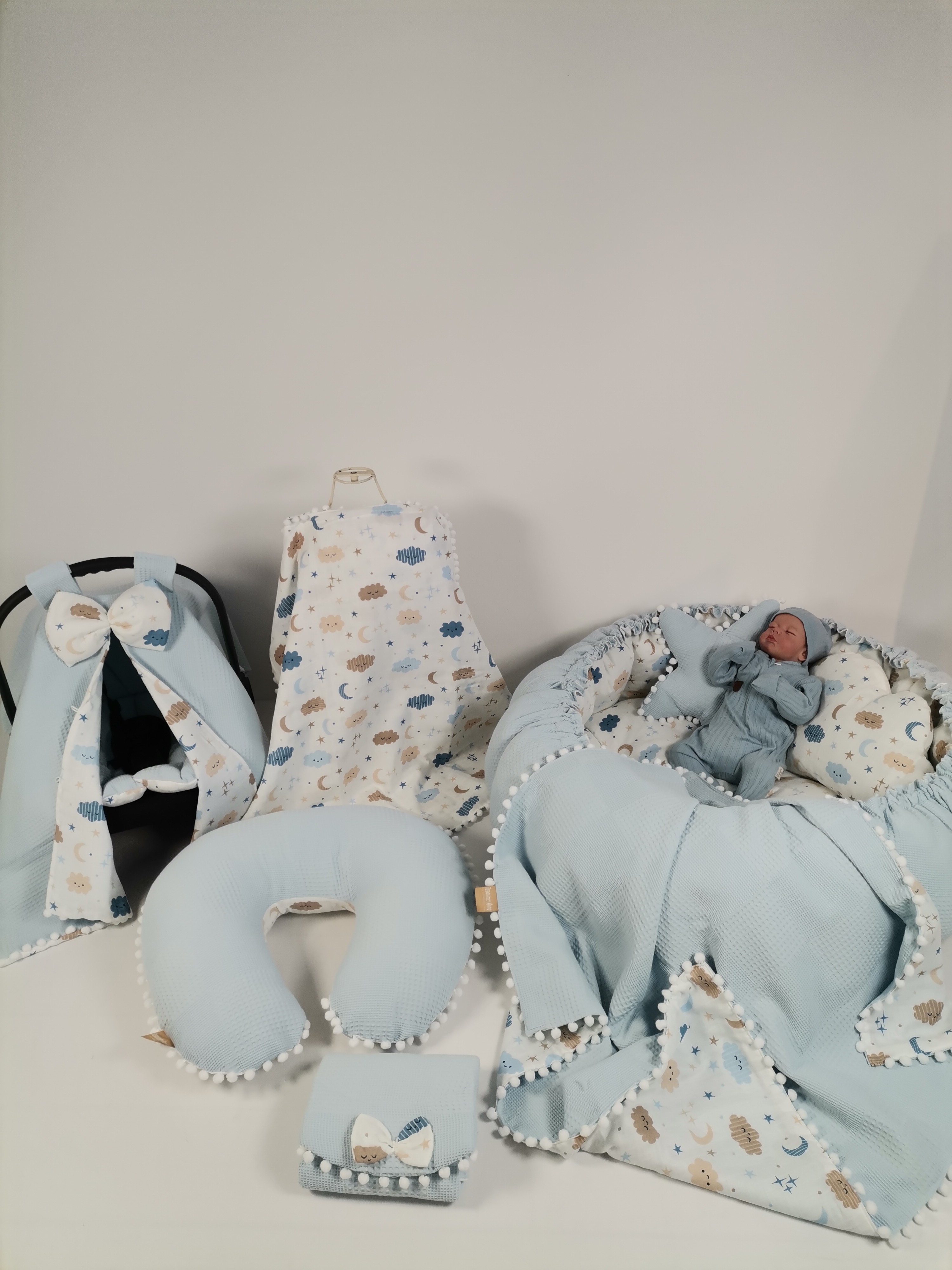 Yuvarlak babynestli 9'lu set mavi waffle pike - mavi aylı bulutlu müslin