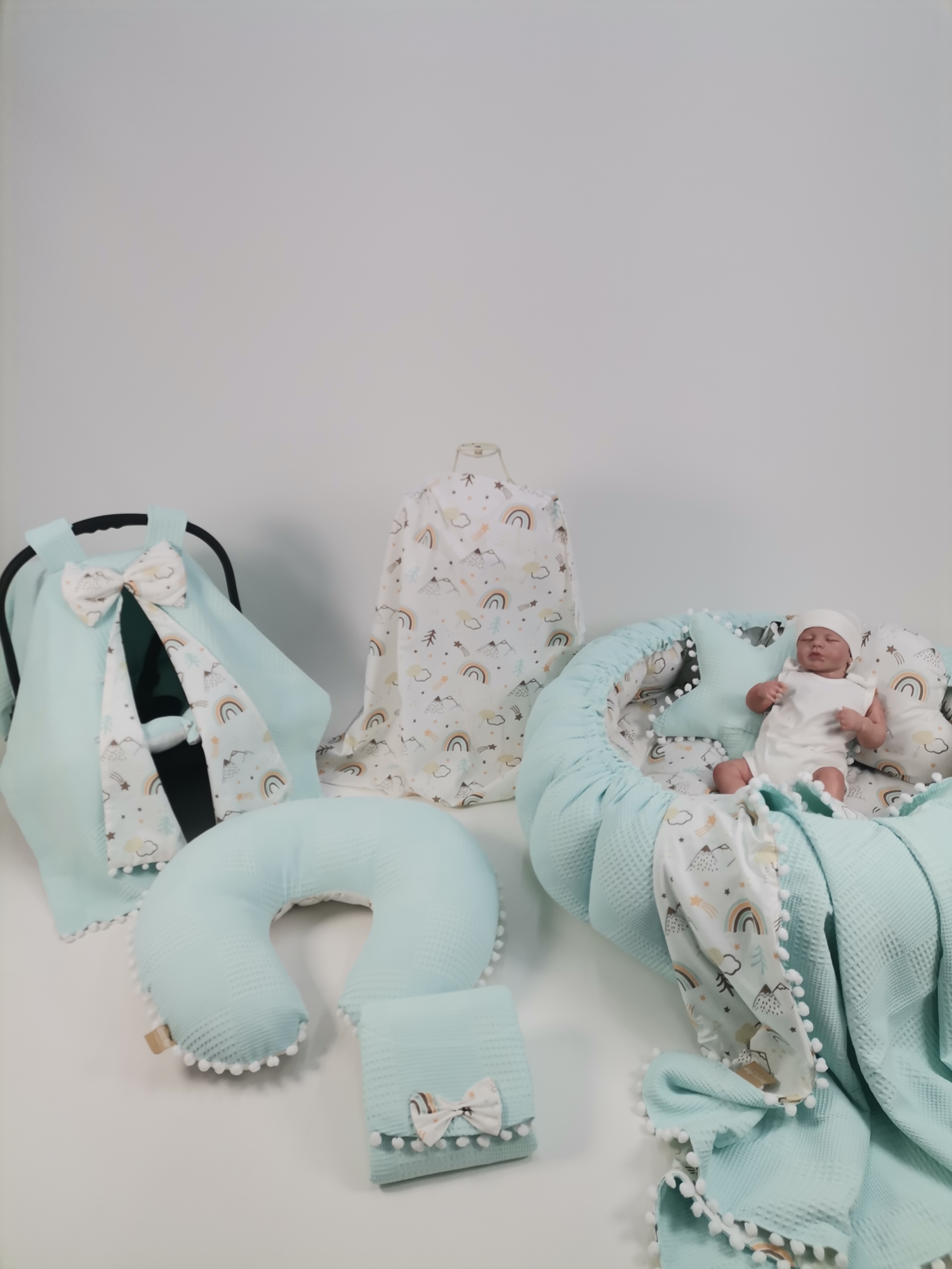 Yuvarlak babynestli 9'lu set açık yeşil pike - dağlı gökkuşaklı poplin