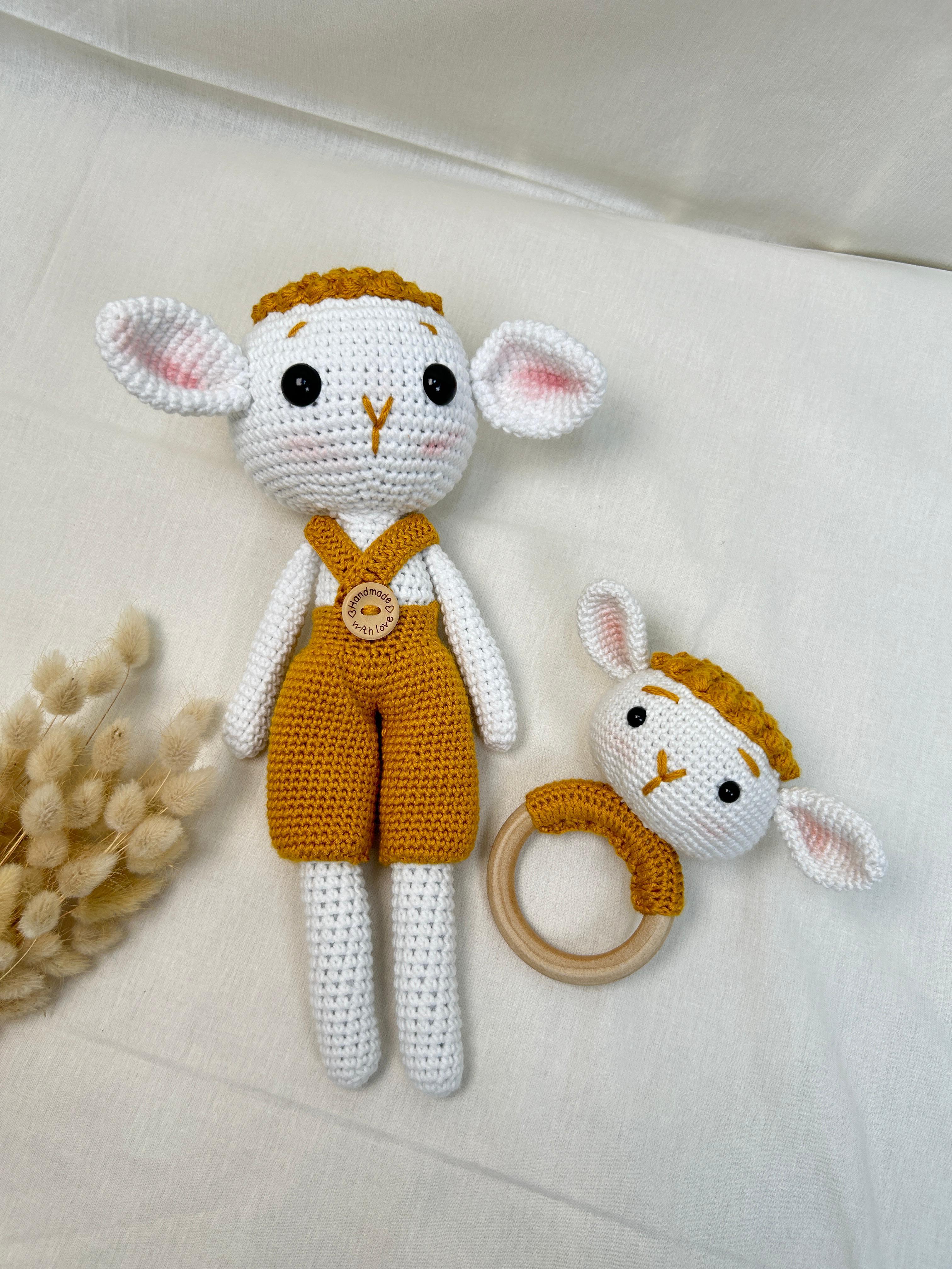 Amigurumi oyuncak hardal rengi tulumlu sevimli kuzu ve diş kaşıyıcı