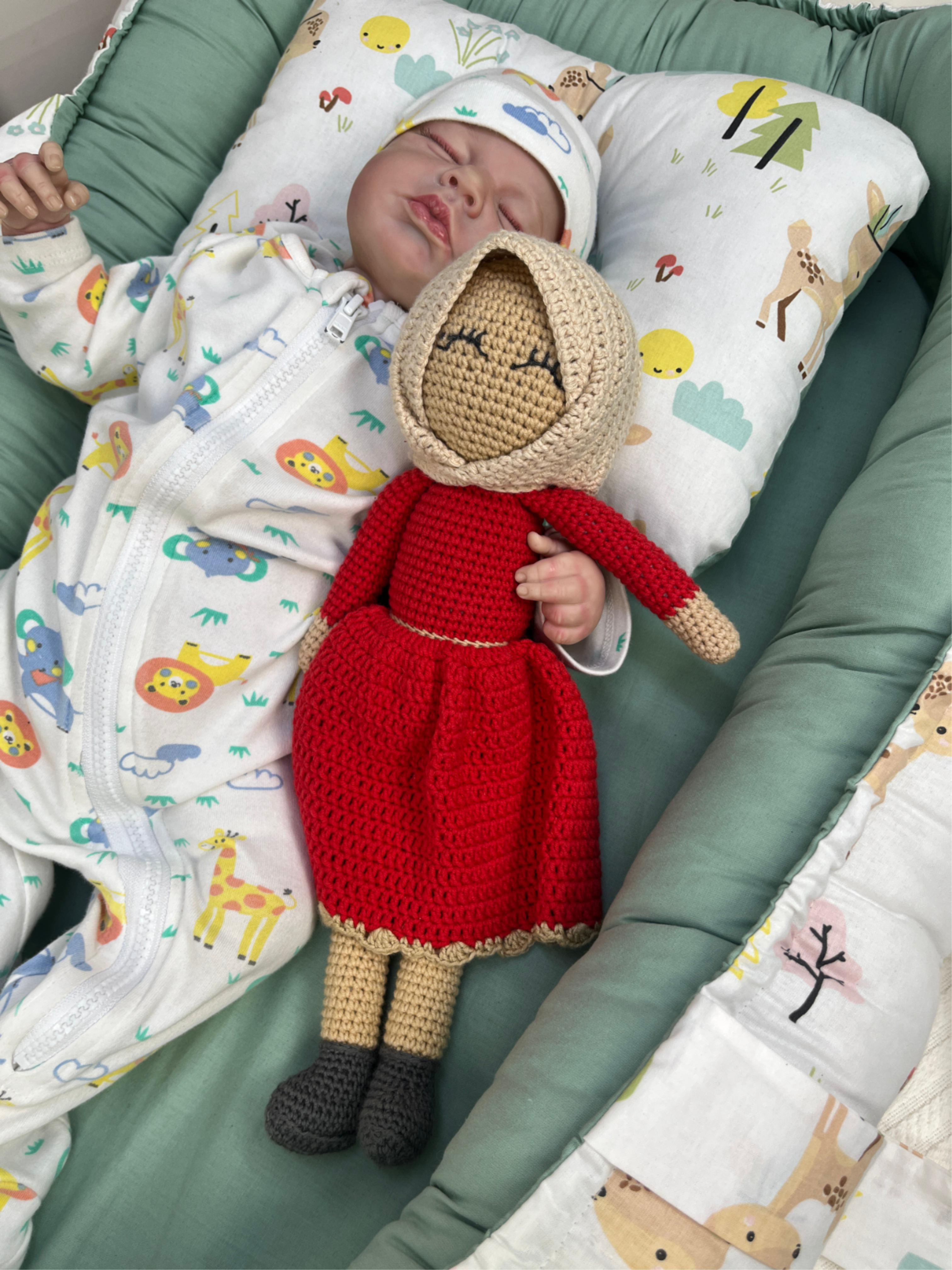 Amigurumi oyuncak kırmızı elbiseli tesettürlü bebek