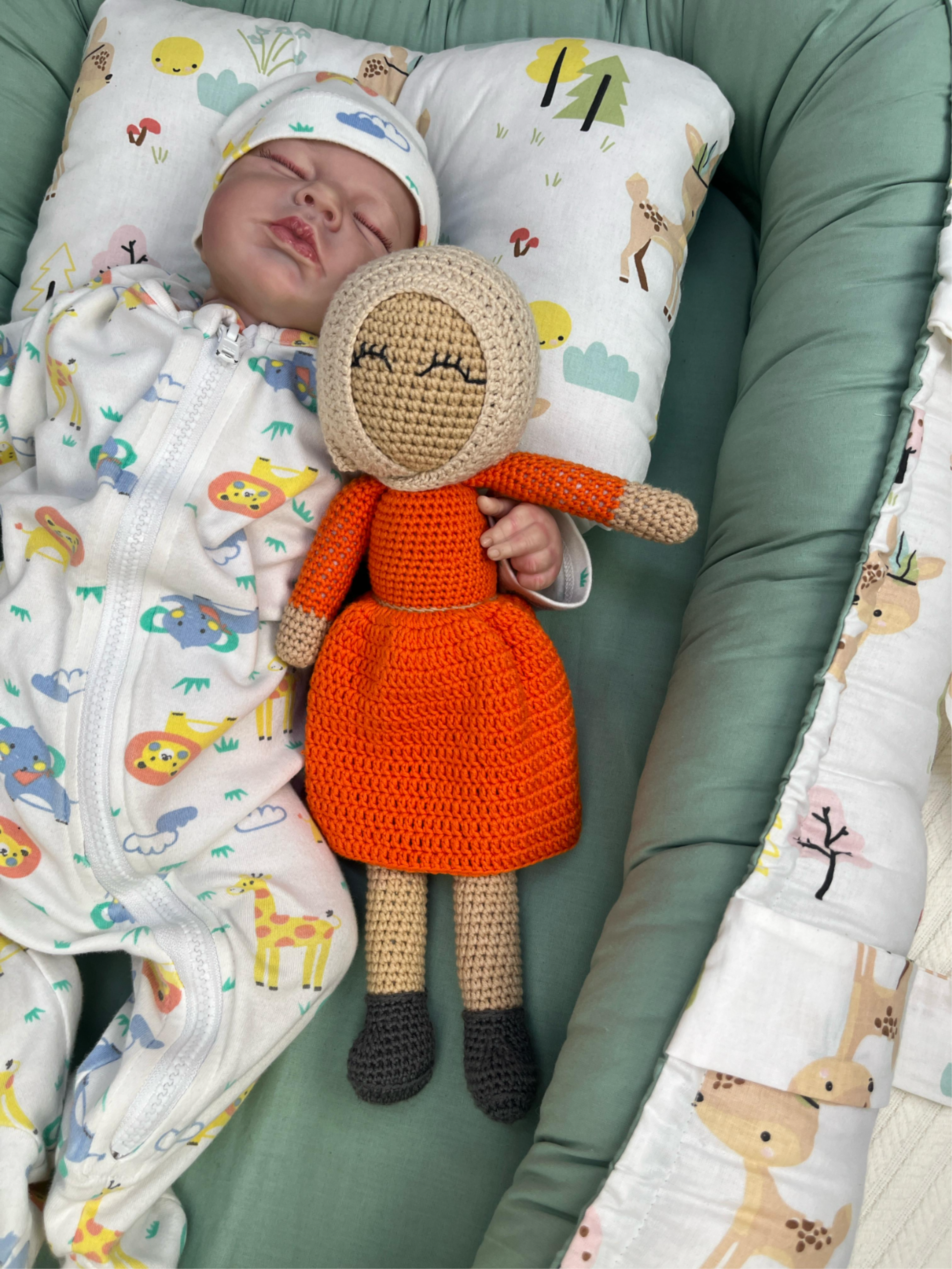Amigurumi oyuncak turuncu elbiseli tesettürlü bebek