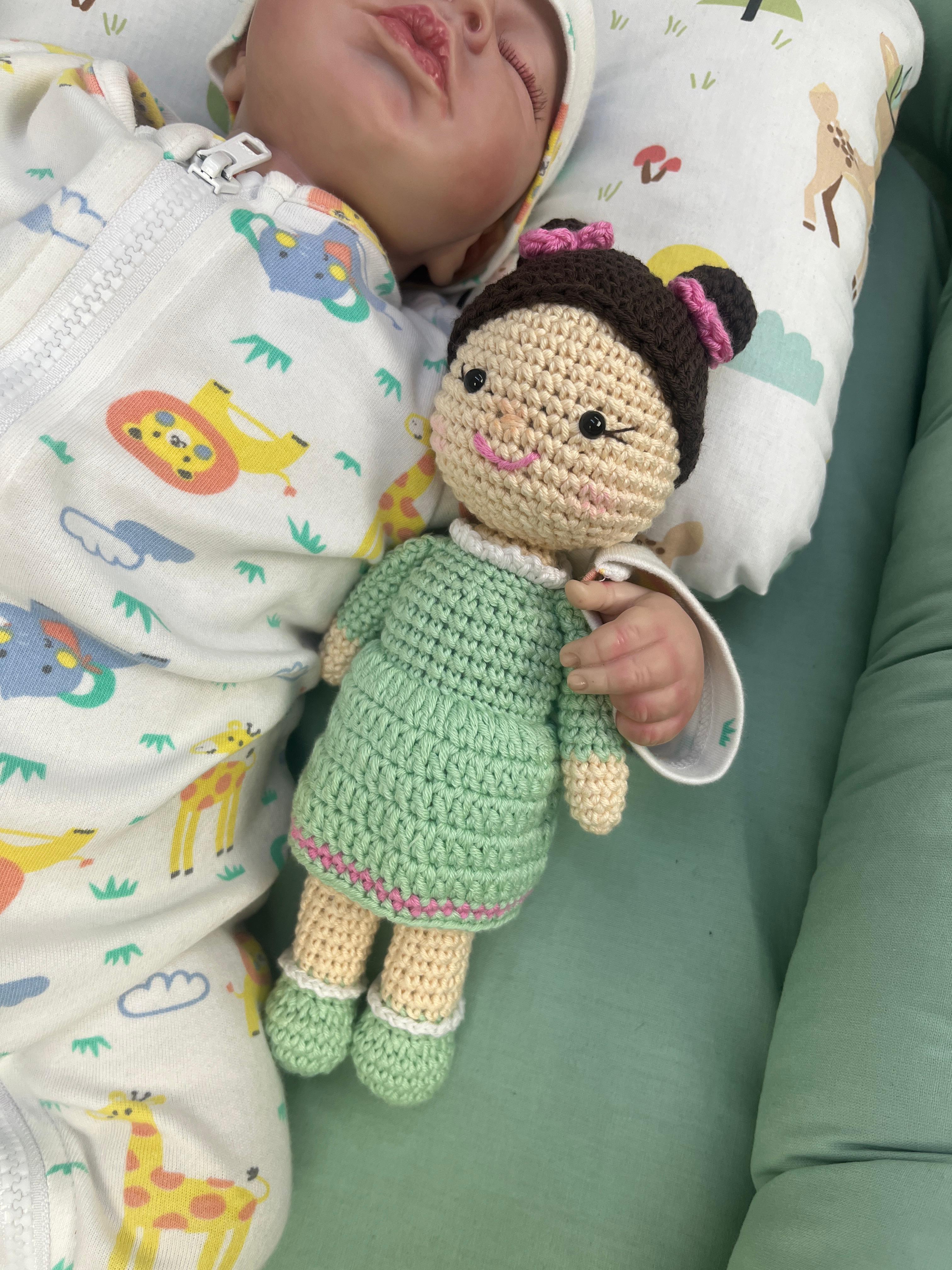 Amigurumi oyuncak yeşil elbiseli kız 