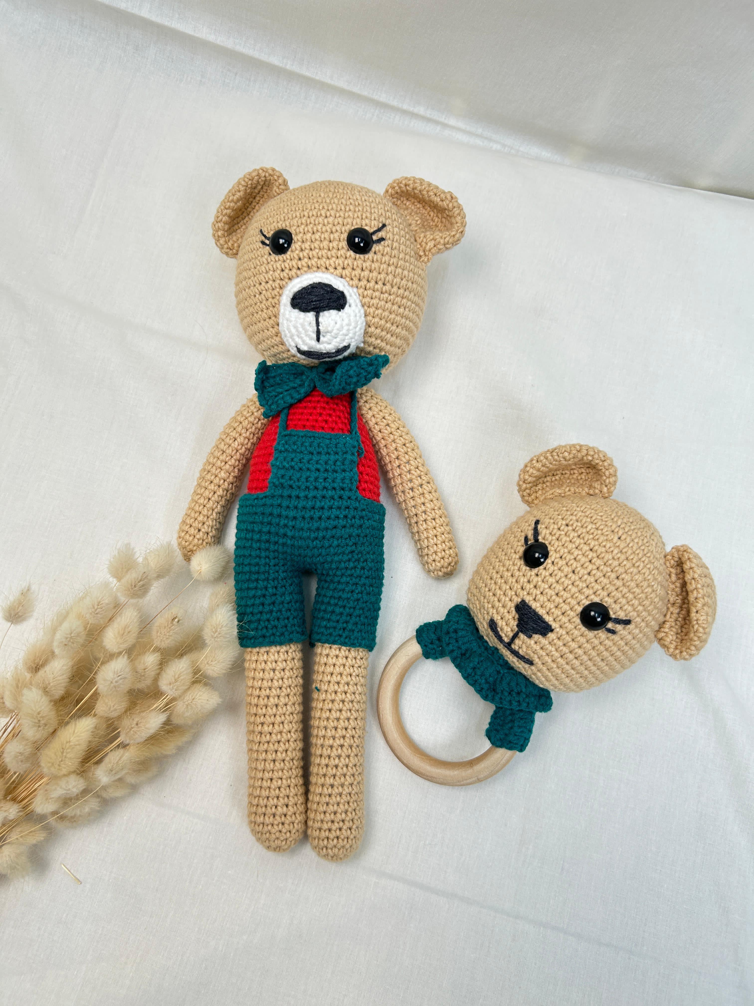 Amigurumi oyuncak yeşil tulumlu sevimli ayıcıkve diş kaşıyıcı