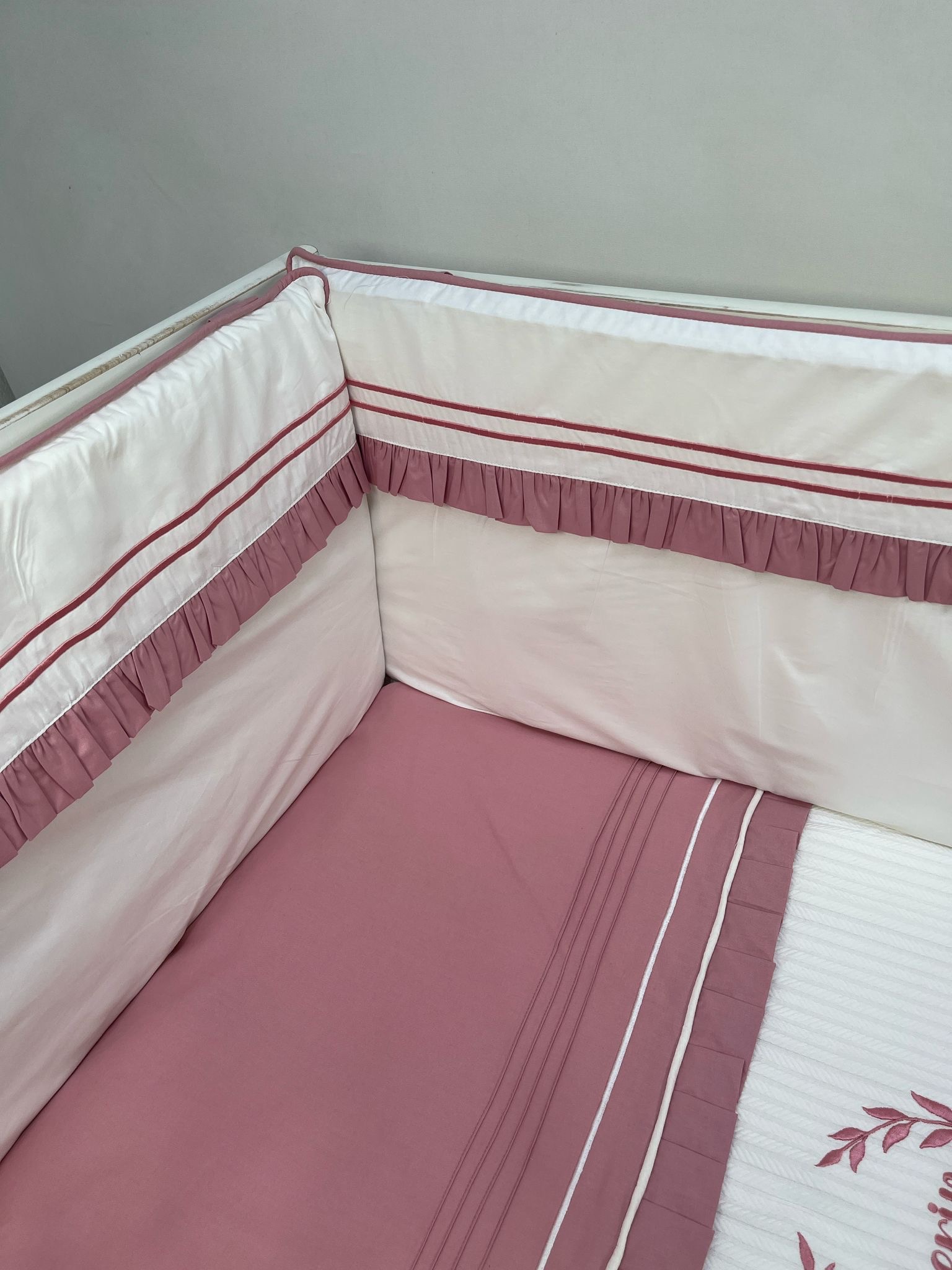Beşik korumalığı fitilli beyaz  poplin -gül kurusu poplin fırfırlı pikolu