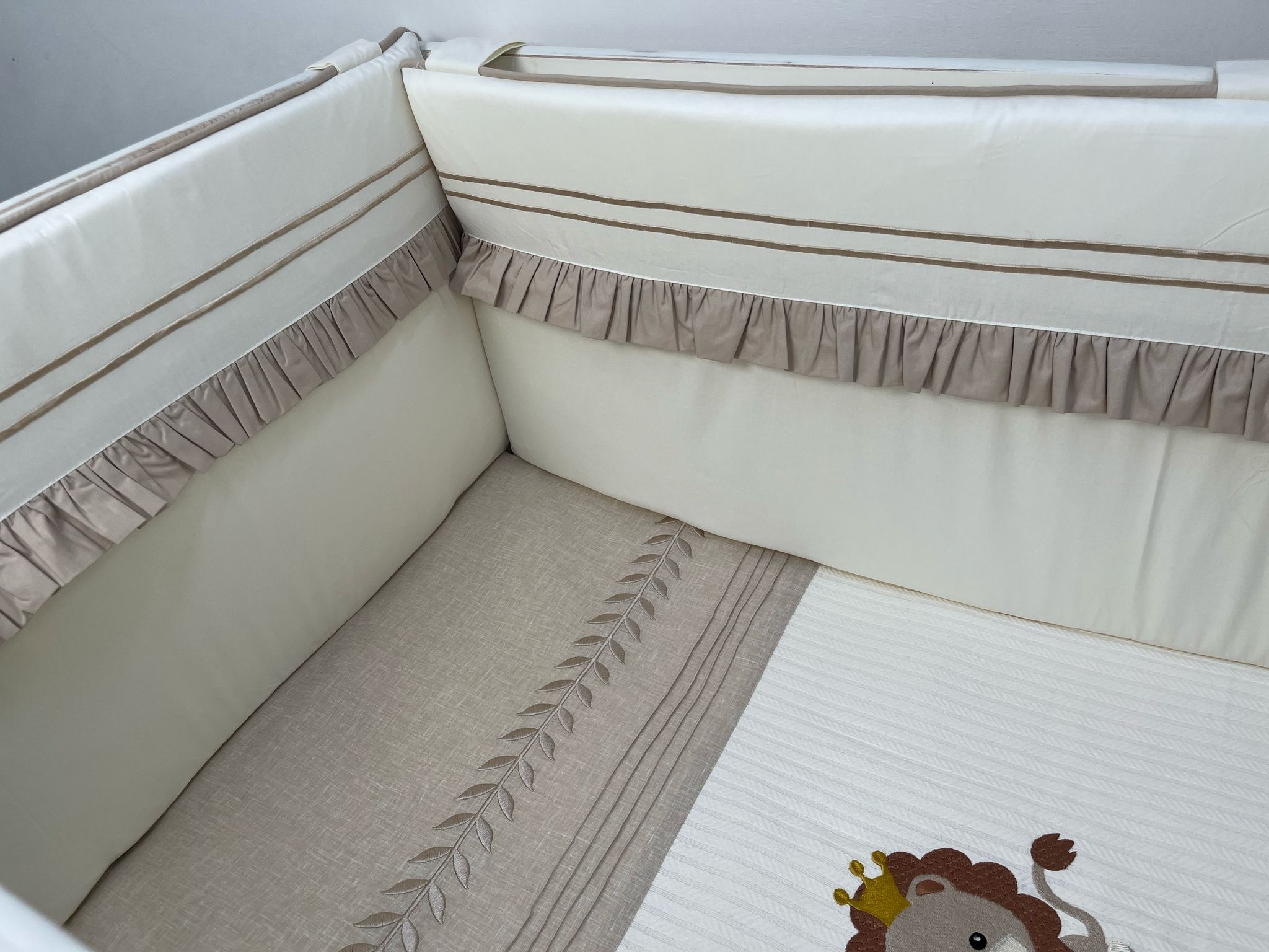 Beşik korumalığı fitilli krem poplin - bej poplin fırfırlı