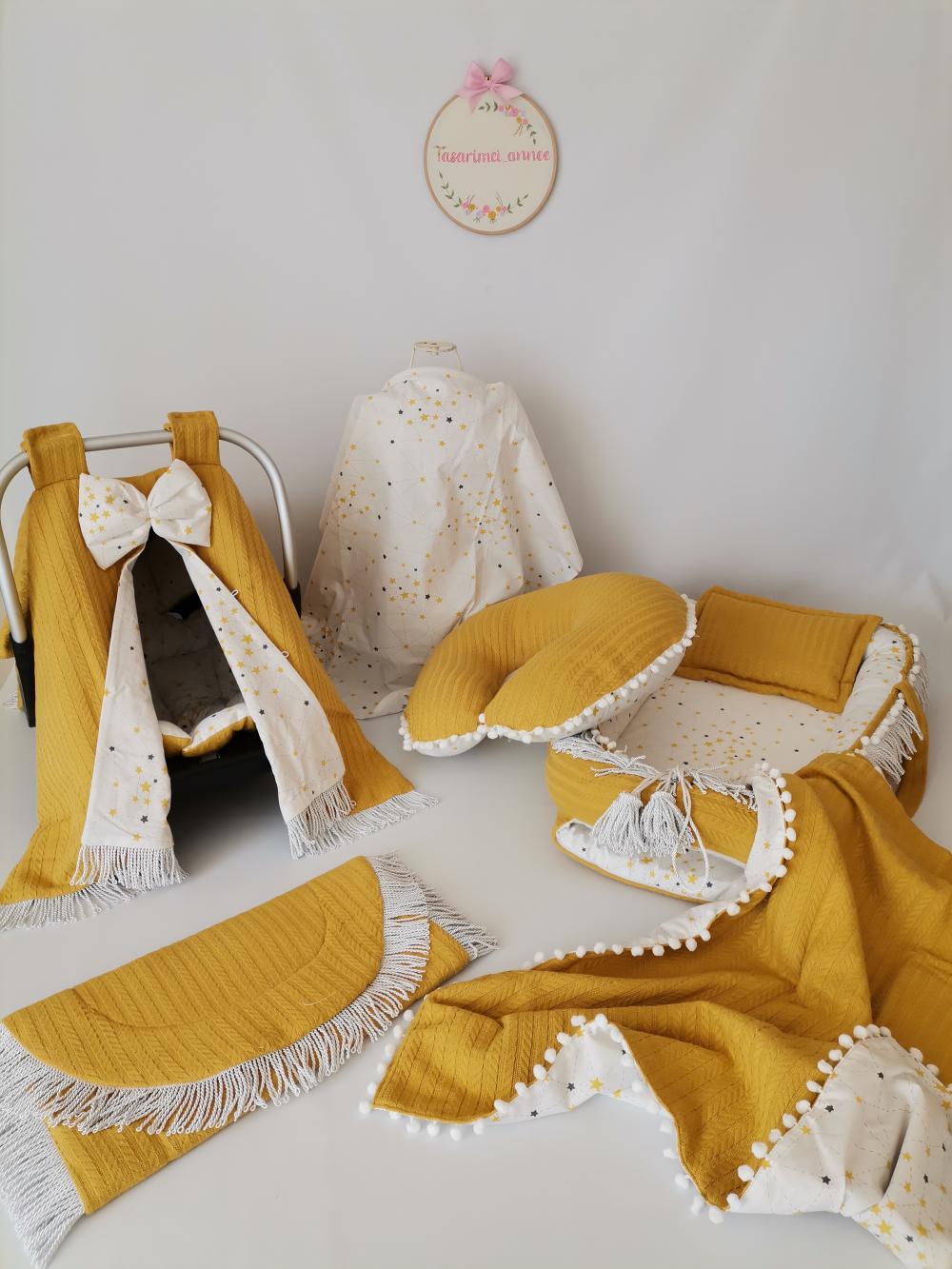 Babynest 8'li beyaz püsküllü set hardal örgü pike - beyaz üstü sarı gri samanyolu yıldızlı poplin