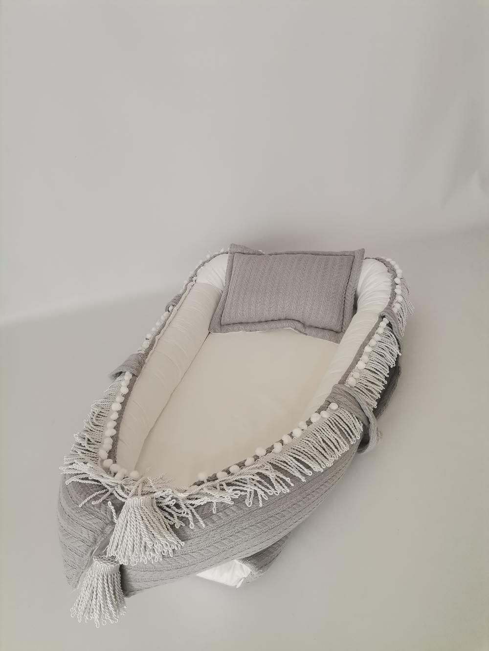 Babynest beyaz püsküllü gri örgü pike - beyaz poplin