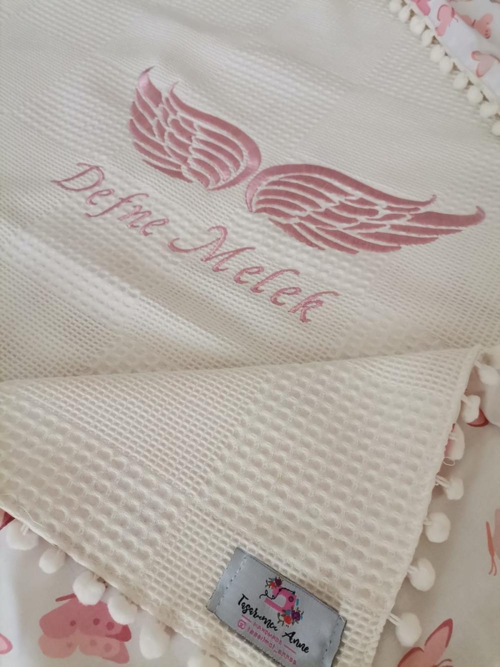 Battaniye isim ve melek kanadı işlemeli krem waffle pike - pudra kelebekli poplin