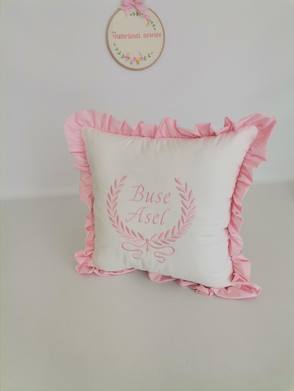 BEYAZ POPLİN - PEMBE FIRFIRLI FİYONKLU YASTIK 